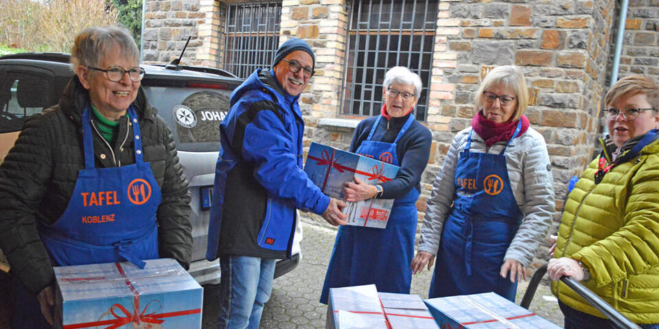 Johanniter-Weihnachtstrucker-Pakete werden an die Tafel übergeben