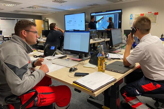 Leitstelle beim Einsatzabschnitt Gesundheit in der Krisenregion Ahrtal.