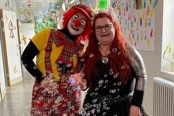 Verkleidete im Konfettiregen