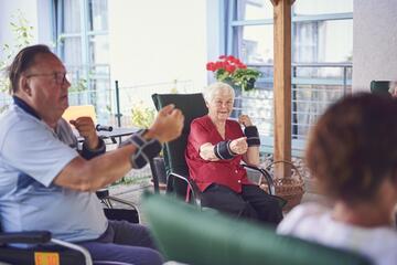 Bewohner machen Gymnastik-Übungen