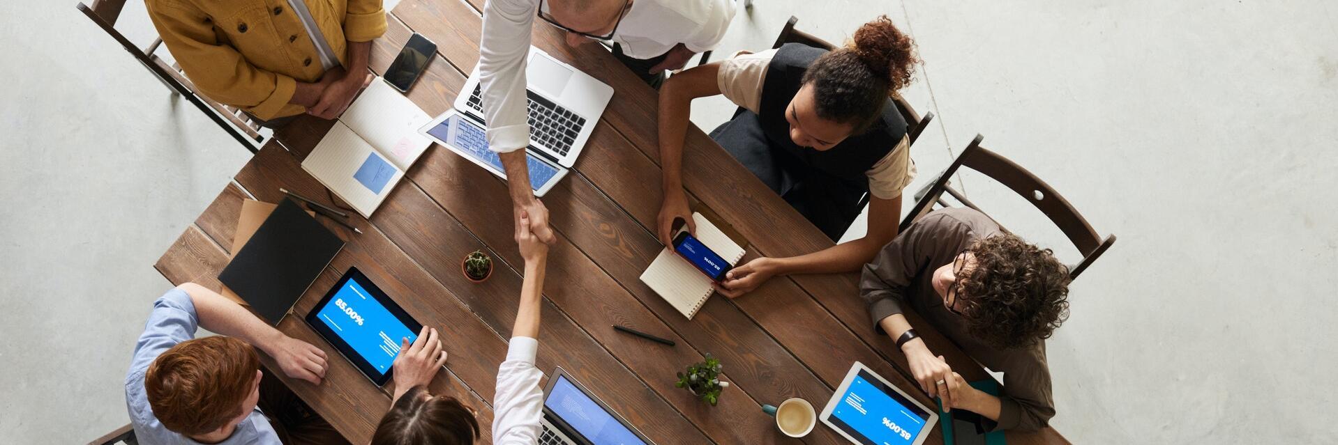 Eine Gruppe arbeitet gemeinsam an einem Tisch.