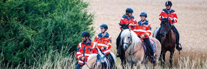 Die Johanniter Reiterstaffel in unwegsamem Gelände.