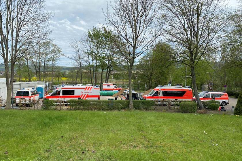 Johanniter Einsatzfahrzeuge am Einsatzort. 