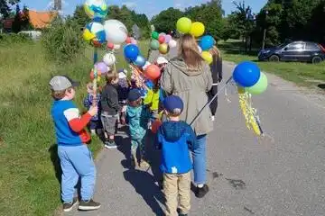 Spaziergang mit den Kindern in der Sonne der Kita Carpin