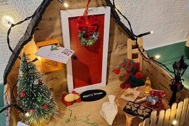 Wichtel Kurth ist in der Johanniter-Kita Gänseblümchen eingezogen. Es ist sein Wichtelhaus mit Eingang, Vorgarten, Weihnachtsbaum und Weihnachtsdekoration zu sehen.