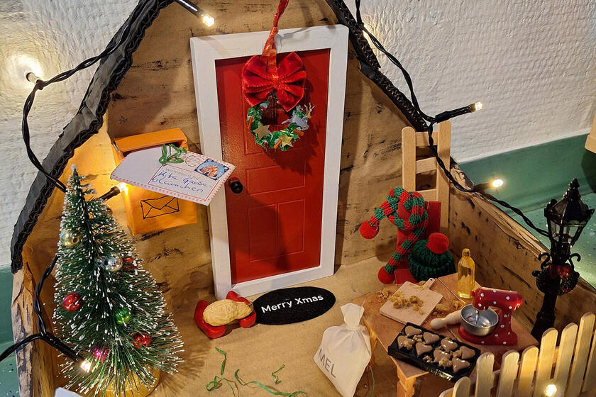 Wichtel Kurth ist in der Johanniter-Kita Gänseblümchen eingezogen. Es ist sein Wichtelhaus mit Eingang, Vorgarten, Weihnachtsbaum und Weihnachtsdekoration zu sehen.