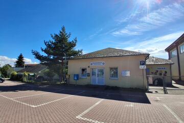 Außenansicht der Kita "Wichtelstube" mit Parkplatz