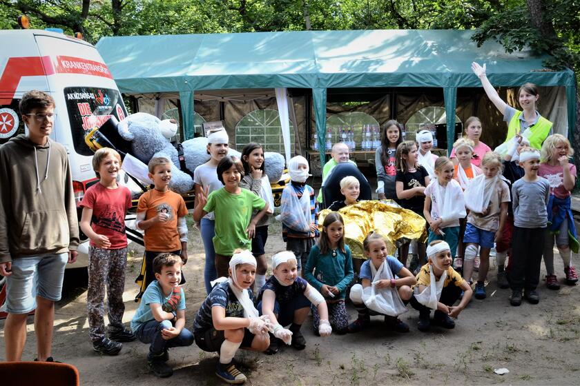 Bild der Schülerferienkarte vor dem Krankenwagen