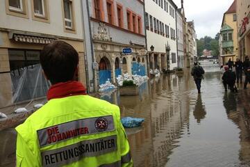Hochwassereinsatz im Jahr 2013: Die Donau, Elbe und Saale treten über ihre Ufer und überschwemmen weite Gebiete.