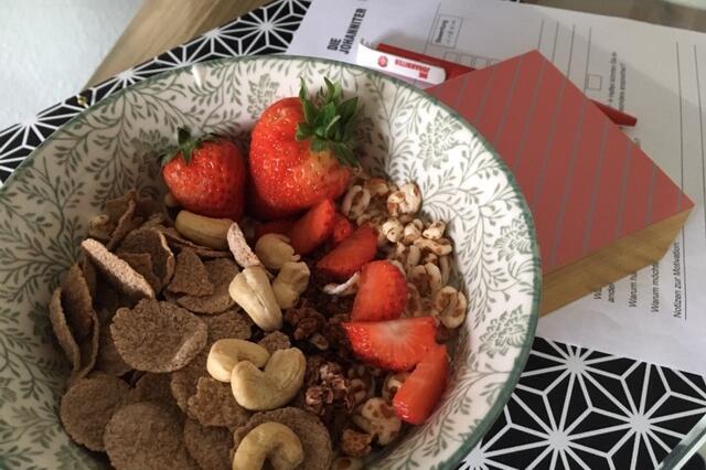 Eine Schüssel voller gesunder Snacks