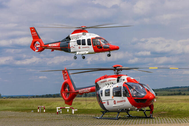 Zwei Helikopter der Johanniter Luftrettung