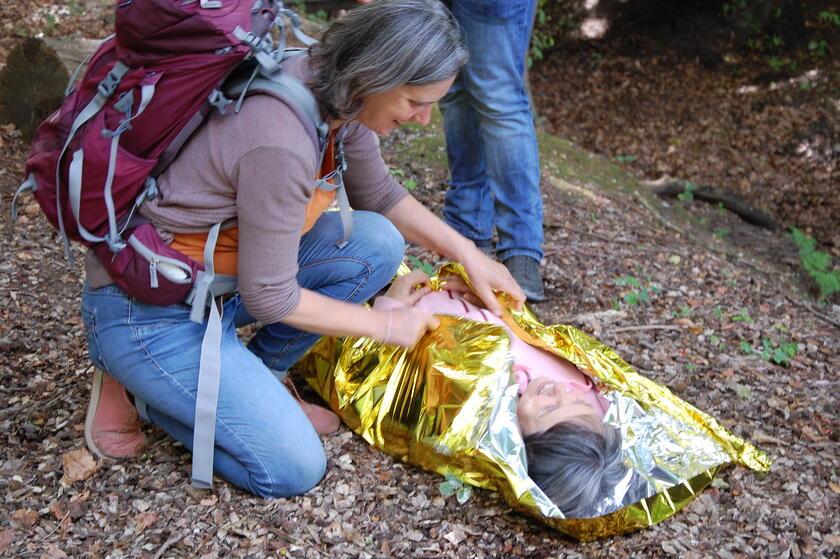 Eine Helferin wird in Erster Hilfe draußen geschult