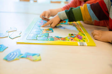 Kinder puzzlen gemeinsam