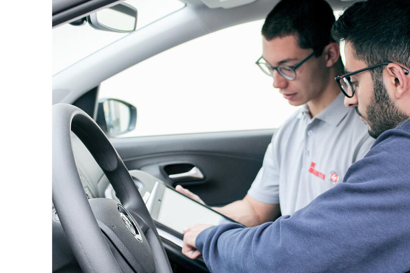 Ein FSJler der Johanniter im Gespräch.