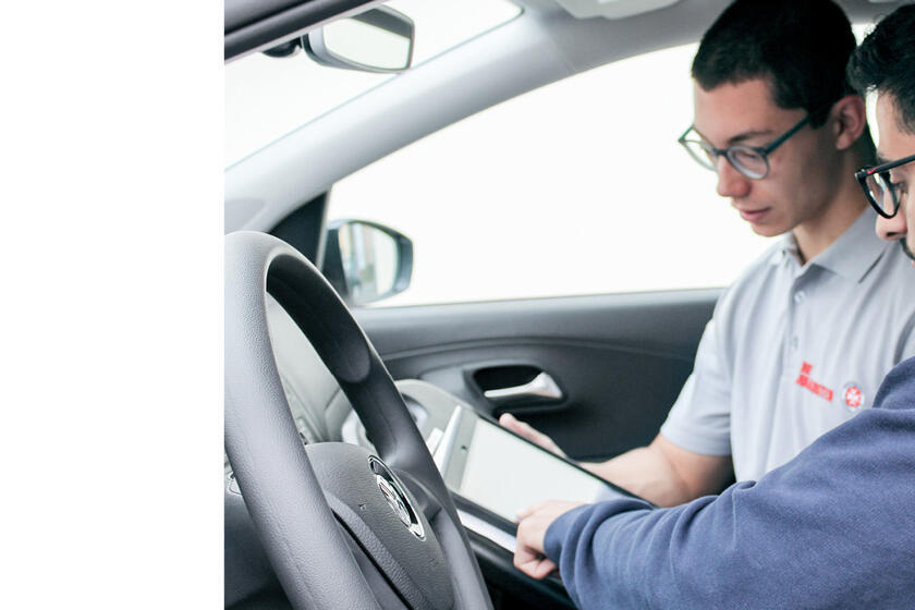 Ein FSJler der Johanniter im Gespräch.