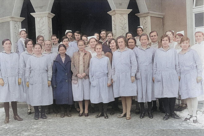 Entdeckt: Gruppenfoto vom 29.12.1928 vor dem Eingang des Brandenburgischen Tuberkulosekrankenhauses Treuenbrietzen mit Hausmädchen und DRK-Schwestern. (KI-eingefärbt)