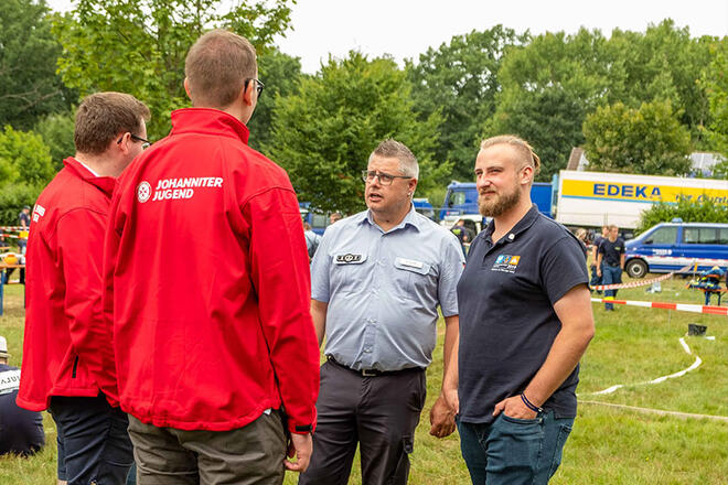 Im Gespräch v.l.n.r. Maurice Becker (Landesjugendleitung), Noah Sawallisch (Landesjugendleitung), Marcus Paulsen (Landesjugendleiter THW Hessen) und Patrick Wiedemann (Bundesjugendleitung THW)