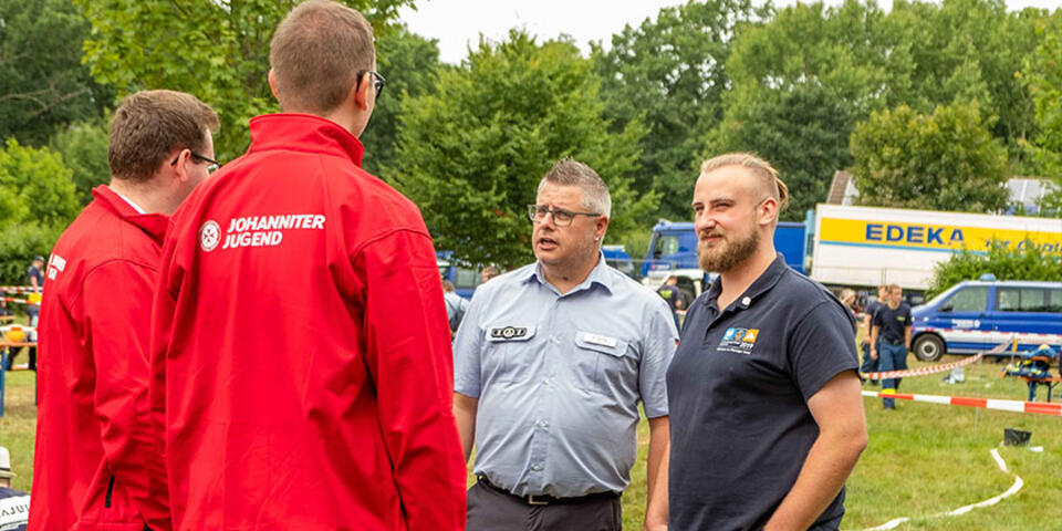Im Gespräch v.l.n.r. Maurice Becker (Landesjugendleitung), Noah Sawallisch (Landesjugendleitung), Marcus Paulsen (Landesjugendleiter THW Hessen) und Patrick Wiedemann (Bundesjugendleitung THW)