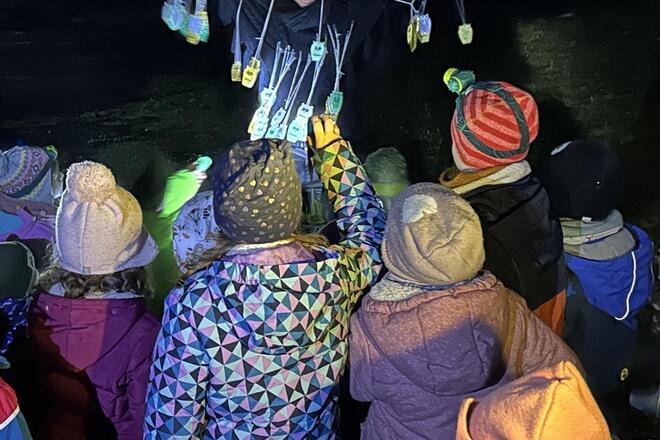 Kinder holen sich Blinklicht-Anhänger ab.