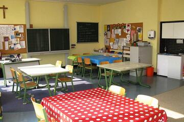 Tafel im Aufenthaltsraum Johanniter-Mittagsbetreuung Grundschule Nittenau