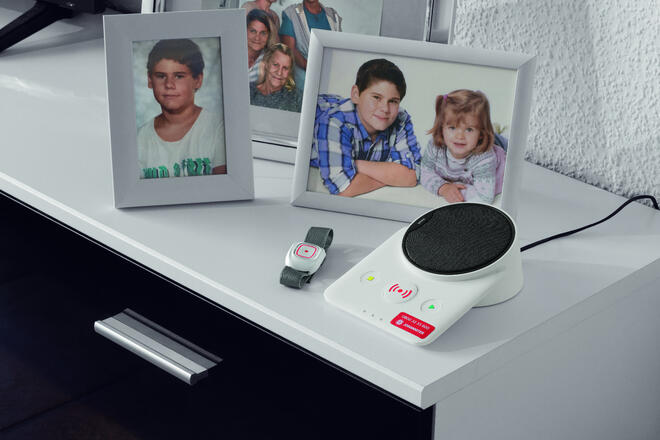 Johanniter-Hausnotruf-Geräte: Basistation und Armband