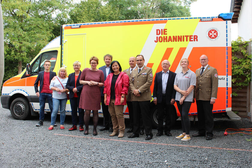 Gruppenbild vor einem RTW