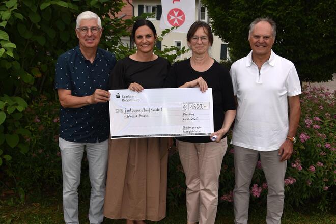 Präsentation des Spendenchecks