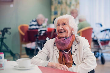 Eine Seniorin plaudert aus Ihrem Leben