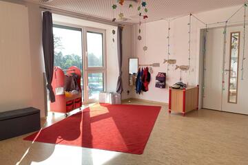 Ein Raum mit verschiedenen Kostümen, Verkleidungen und Hüten.