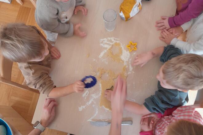 Beim Plätzchenbacken kamen die Kinder so richtig in Weihnachtsstimmung.