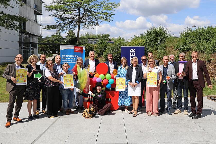 Gruppenfoto von Sponsoren, Unterstützern, Veranstalter, Ausstellern