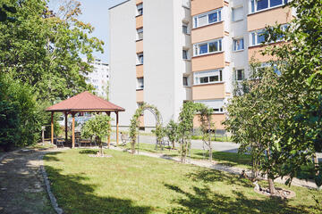 Garten des Johanniter-Haus Köln-Finkenberg mit Pavillon und Spalier