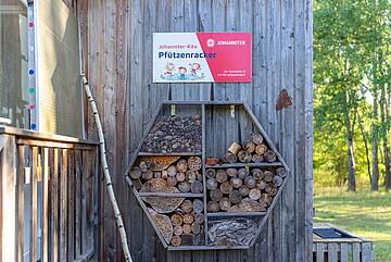 Schild am Bauwagen der Johanniter-Kita Pfützenracker.