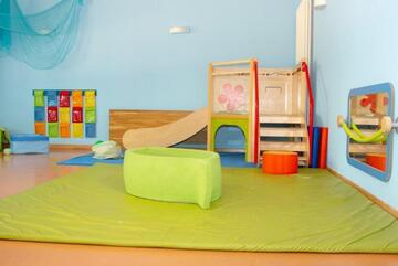 Spielecke mit Kletterobjekt in der Kita Rheinaupänz