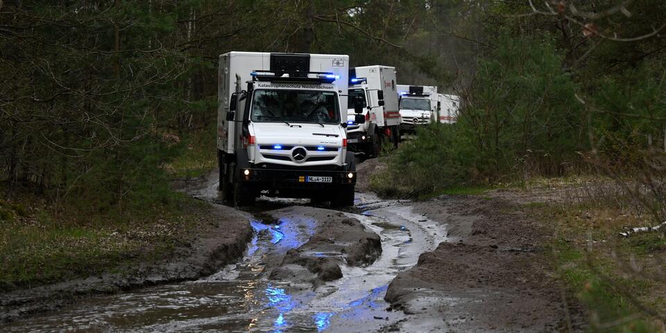 Geländegängige Krankentransportwagen fahren auf einem unbefestigten Waldweg