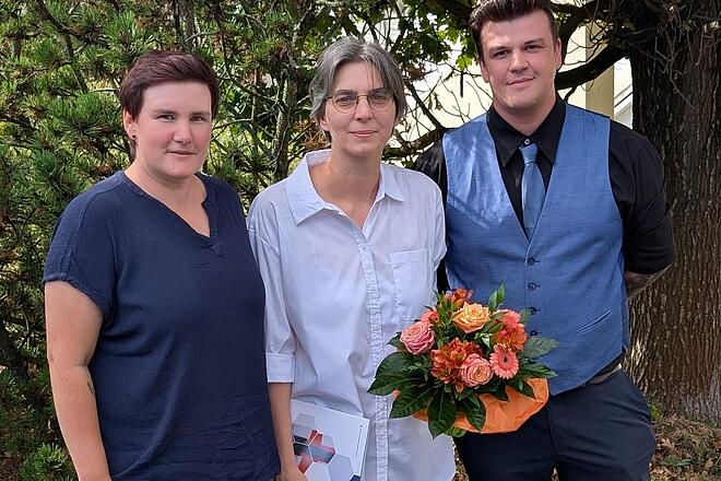 Pflegedienstleitung Nicole Voigt und der  zentrale Praxisanleiter Niklas Kowalski gratulieren Desiree Weidner zur bestandenen Ausbildung