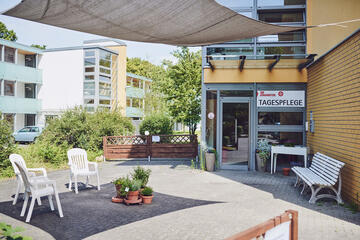 Eingang mit Gartenbestuhlung zur Tagespflege im Johanniter-Haus Köln Porz.