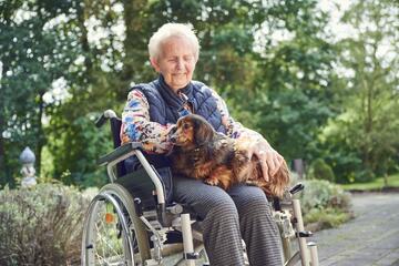 Eine Bewohnerin kuschelt mit einem Hund