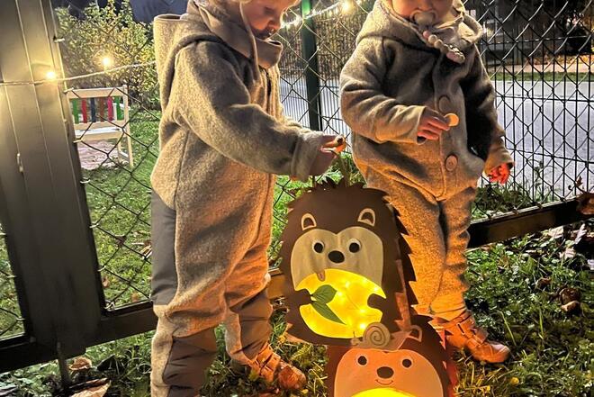 Kinder mit Laterne