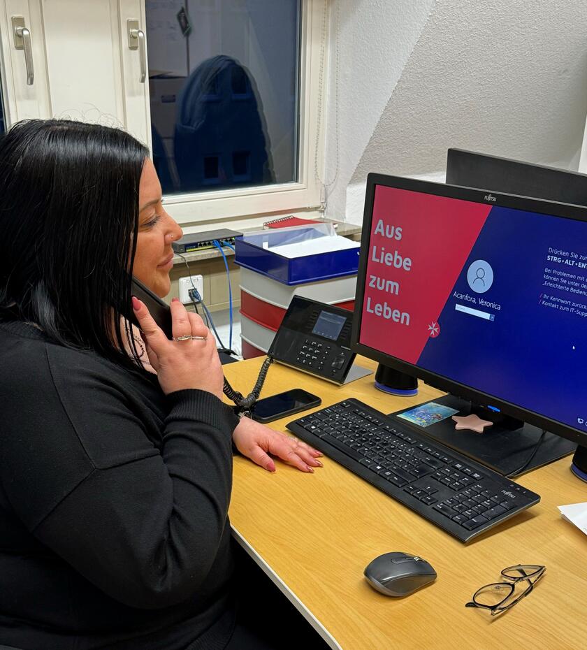 Johanniterin am Telefon
