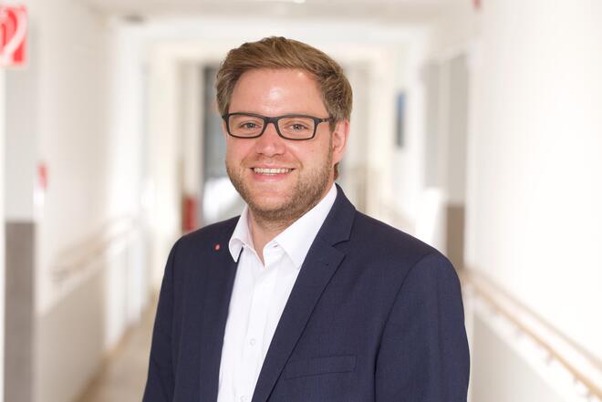 Herr Schaefer, Leiter der allgemeinen Verwaltung u. Patientenmanagement