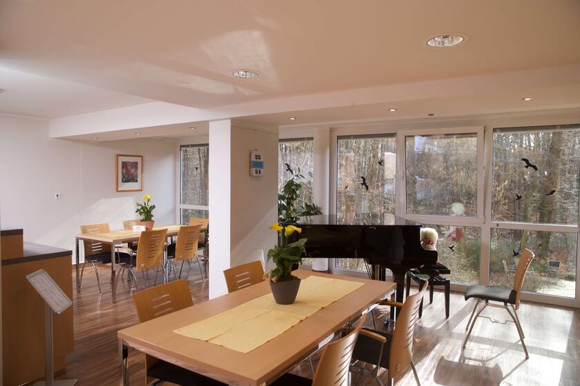 Aufenthaltsraum im Johanniter-Hospiz am Waldkrankenhaus 