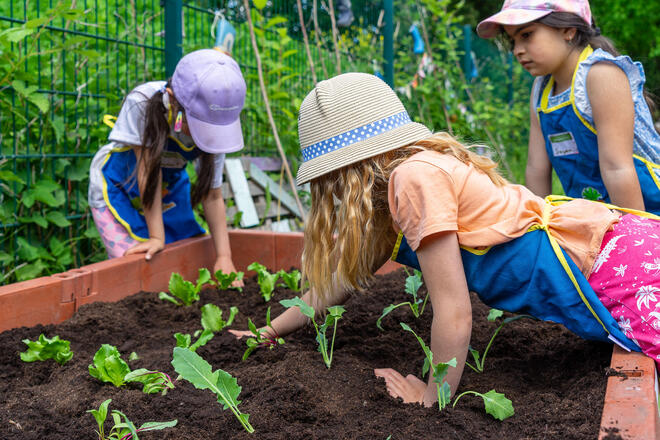 Hatten viel Spaß beim Pflanzen, Säen und Gießen von Kohlrabi, Salat und Karotten: Die Kinder der Johanniter-Kita Nimmerland.