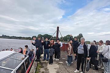 Gruppe neben dem Boot
