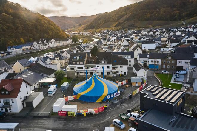 Eine Luftaufnahme des blau-gelben JUHte-Laune-Zelts in Dernau. 