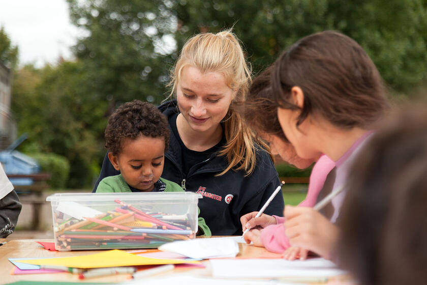 Ehrenamtliche Johanniter-Helferin mit geflüchteten Kindern im Jahr 2015.