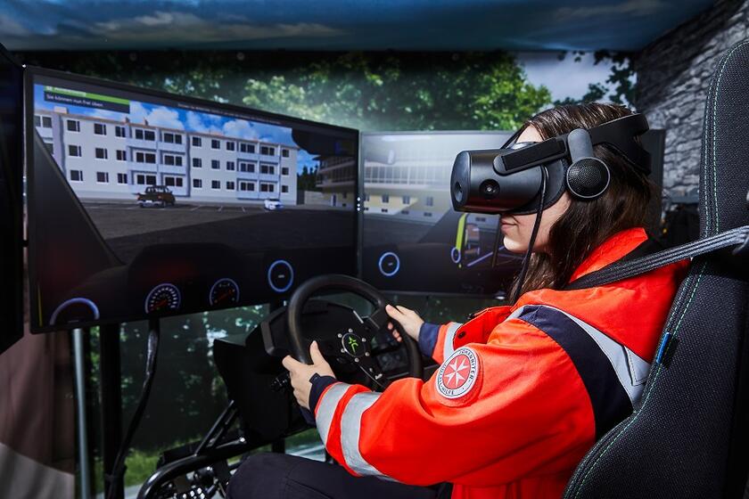 Ein Rettungssanitäter übt im Hubschrauber-Simulator mit VR-Brille eine Notsituation.