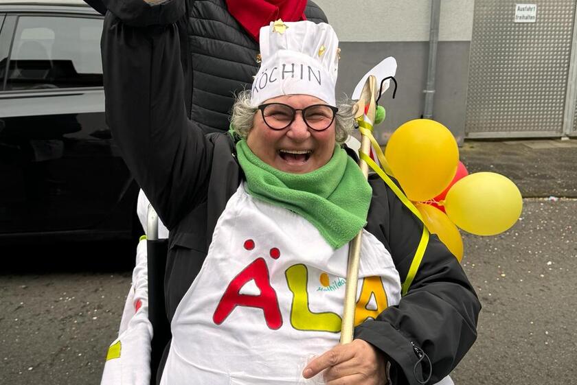 Mitarbeiterin verkleidet als Köchin beim Kinderumzug in Dieburg