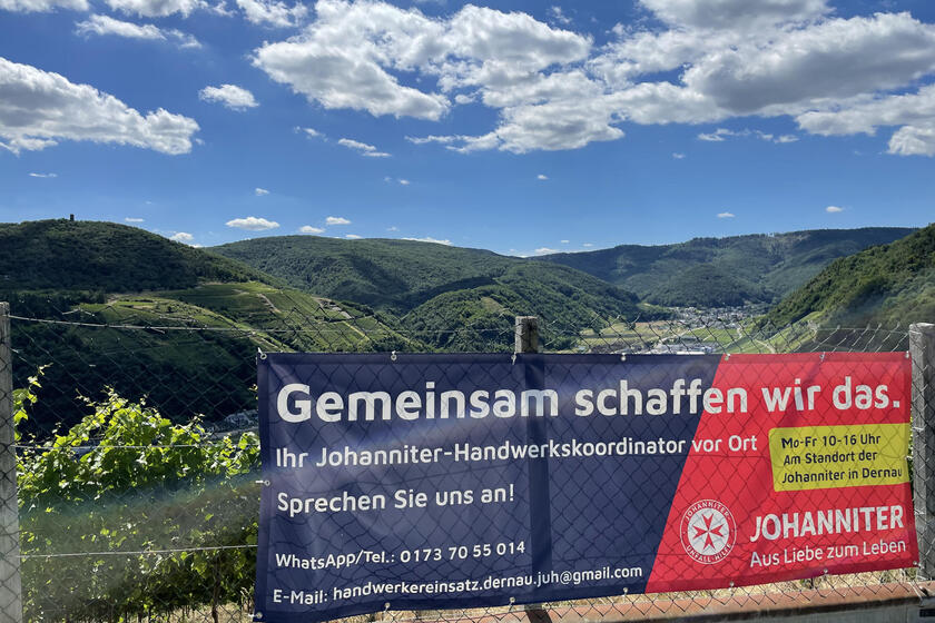 Ein Infobanner mit dem Blick aufs Ahrtal.