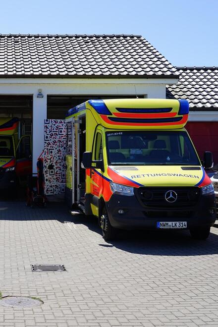 Man sieht einen Krankenwagen vor einer Wache stehen